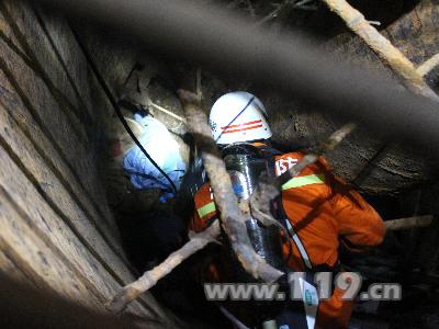 油漆浓度高致工人昏迷 消防冒险救出/图