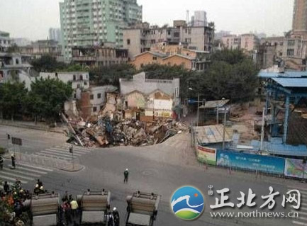 组图：广州荔湾区康王路塌陷 房屋塌陷深约9米