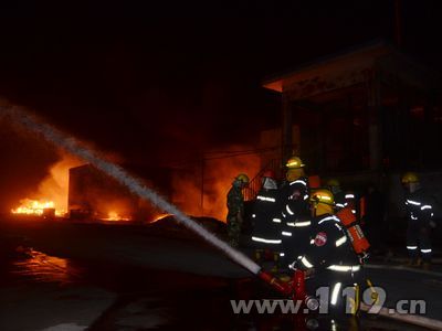 江苏化工厂起火 消防戴空呼器着防化服扑救