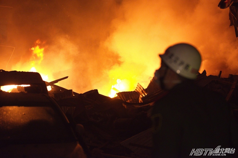 武汉江汉路居民楼爆炸 现场白烟冲天/图