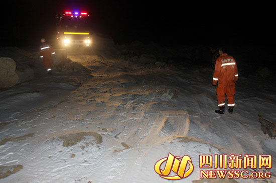 折多山突降春雪7人被困 消防紧急驰援/图