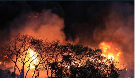 组图：广东珠海油库爆炸 大火处于失控状态