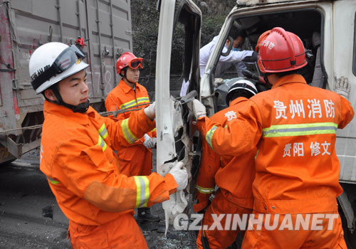 两货车追尾1人被困 消防官兵急速救援