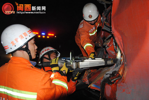 多弯路段雾天酿车祸  龙岩消防凌晨救司机