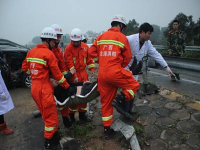 兰海高速合浦境内小车撞护栏 1死3伤/图