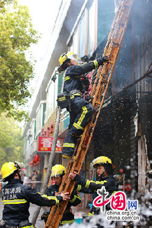 组图：嘉兴闹市区一饭店爆炸 火苗四窜