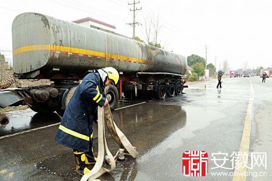 浓硫酸槽罐车轮胎起火 消防及时施救排险/图