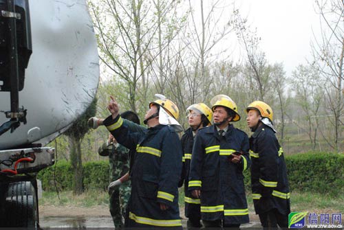 化危品罐车与货车相撞化学品泄漏 消防驰援