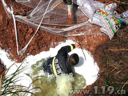 输油管线大量柴油泄漏 消防紧急排险/图