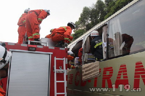 组图：客货车追尾2死10余伤 消防紧急救援