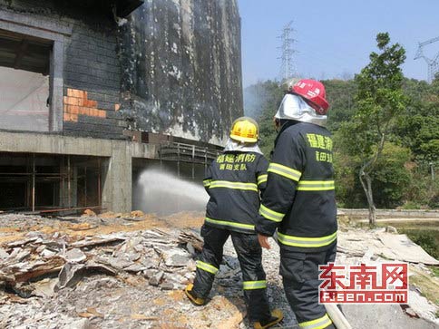 涵江一在建工地大火 火势凶猛浓烟冲天