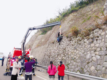 老汉上山砍柴滑落崖壁 交警路政消防急救援