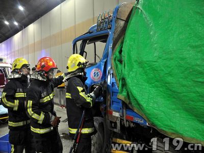 杭州富阳隧道内三车相撞 消防破拆救伤员