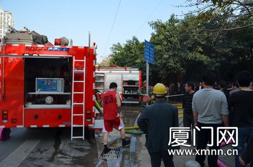 民房前空地发生火灾 现场地毯货物猛烈燃烧