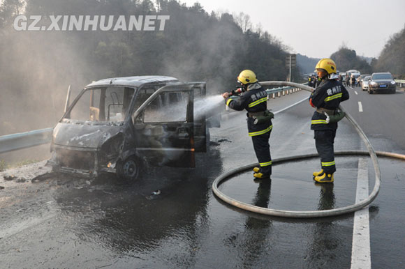 小货车高速路上突发大火 消防紧急救援/图