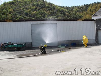 化工厂废弃塑料桶爆炸 消防穿防化服排险