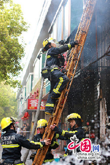 嘉兴闹市区一饭店发生爆炸 30余消防扑救(图)