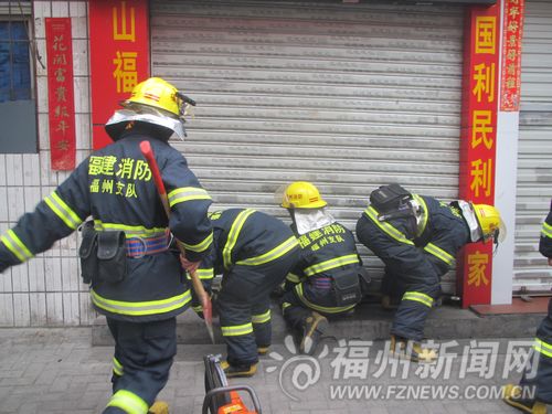 福州一彩票站清晨神龛起火 消防破门救火