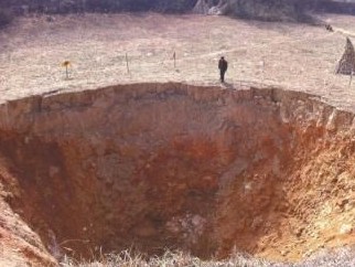 四川村庄6天6夜地陷形成天坑 50城发生地陷