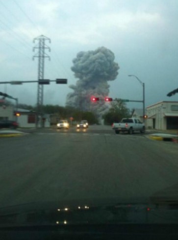 美国德州一工厂大爆炸 浓烟冲上高空/图