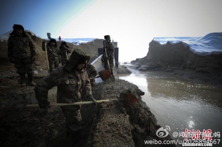 乌鲁木齐一水库溃坝致1死20伤事故现场/图