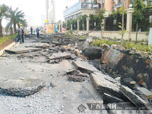 组图：广西北海地下管道爆炸 百米路面炸毁