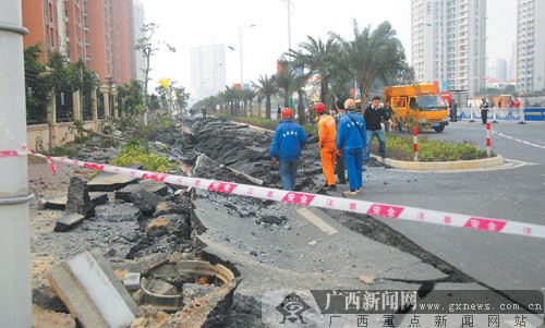 组图：广西北海地下管道爆炸 百米路面炸毁