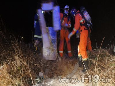 民房旁农药泄漏 消防着防化服呼吸器排险