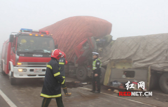 衡枣高速8车相撞堵车10公里 消防急施救/图