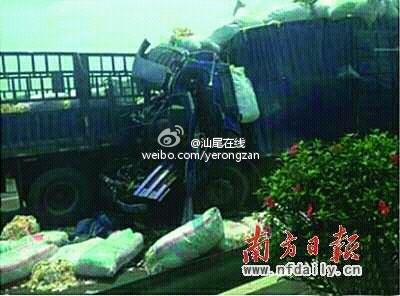 深汕高速连环撞车 已致2死28人伤/图