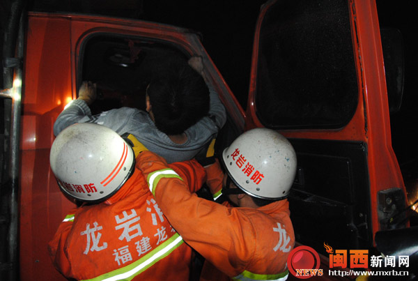 多弯路段雾天酿车祸  龙岩消防凌晨救司机