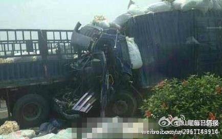 深汕高速连环撞车 已致2死28人伤/图