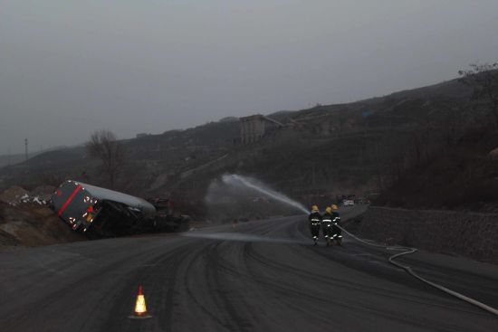 罐车侧翻转弯处 三门峡两地消防10小时排险