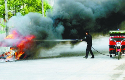 轿车追尾巴士引发油箱爆炸 17人被疏散/图