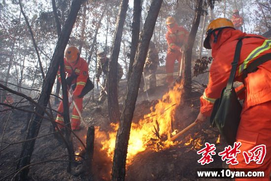 组图：看守所后山起大火 90余武警紧急灭火