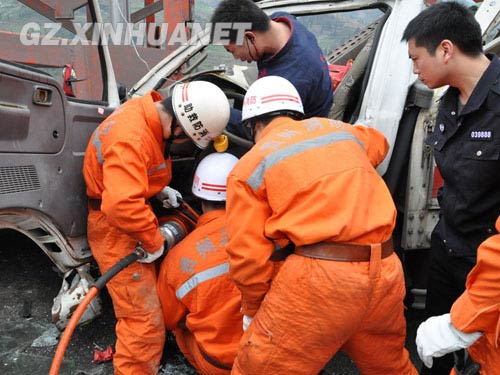 兰海高速两车追尾困1人 驾驶员被困/图