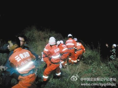 云南客车翻下60米山沟 致13死15人伤/图