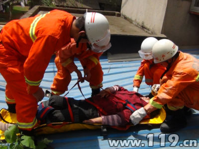 女子从四楼跳下生死未卜 消防紧急救援/图