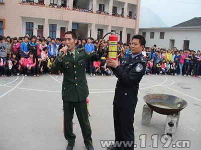 威信消防进校园 千名师生体验灭火逃生/图