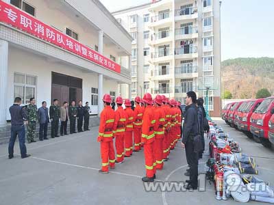 十堰郧县为乡镇专职消防队配发器材装备