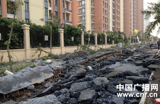 广西北海地下管道爆炸 百米路面被掀翻