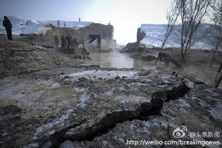 乌鲁木齐一水库溃坝致1死20伤事故现场/图