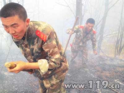 陕西商南消防百人奋战两天 扑灭特大山火