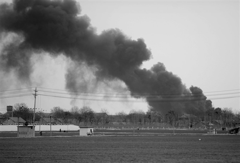 青州化工厂油罐爆炸后起火 1死1失踪/图