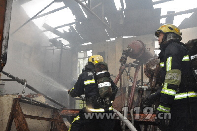 涂料厂锅炉爆炸起火 消防30分钟灭火[图]