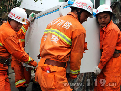 芦山地震纪实：消防为受灾群众搭建临时帐篷