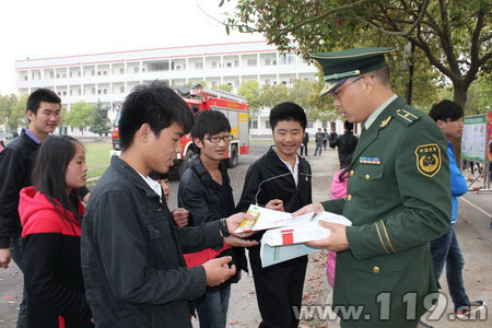 荆州1200名学生穿战斗服 零距离体验消防