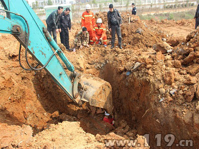 再建工地塌方致一人被埋 消防急援/图