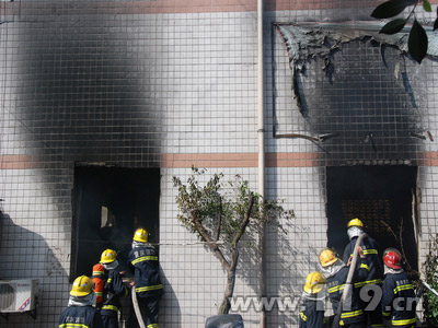 重庆一加工厂起火毗邻油库 消防鏖战4小时/图