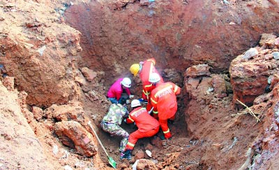 武汉在建工地塌方 消防刨土救出被埋工人(图)